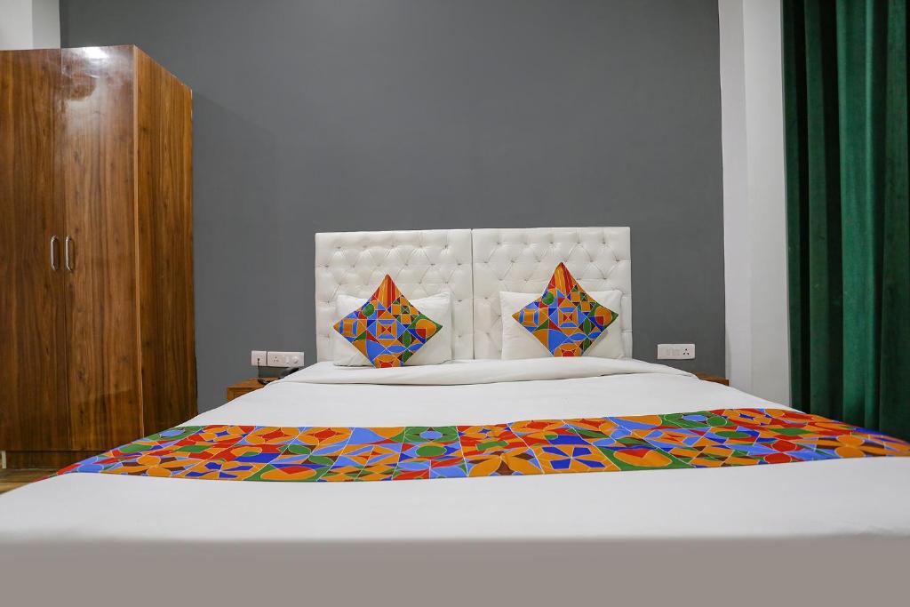 Postel nebo postele na pokoji v ubytování FabHotel Sky Rise Inn