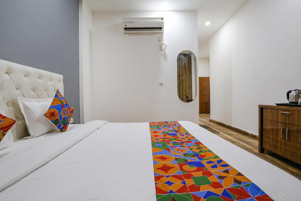 Postel nebo postele na pokoji v ubytování FabHotel Sky Rise Inn