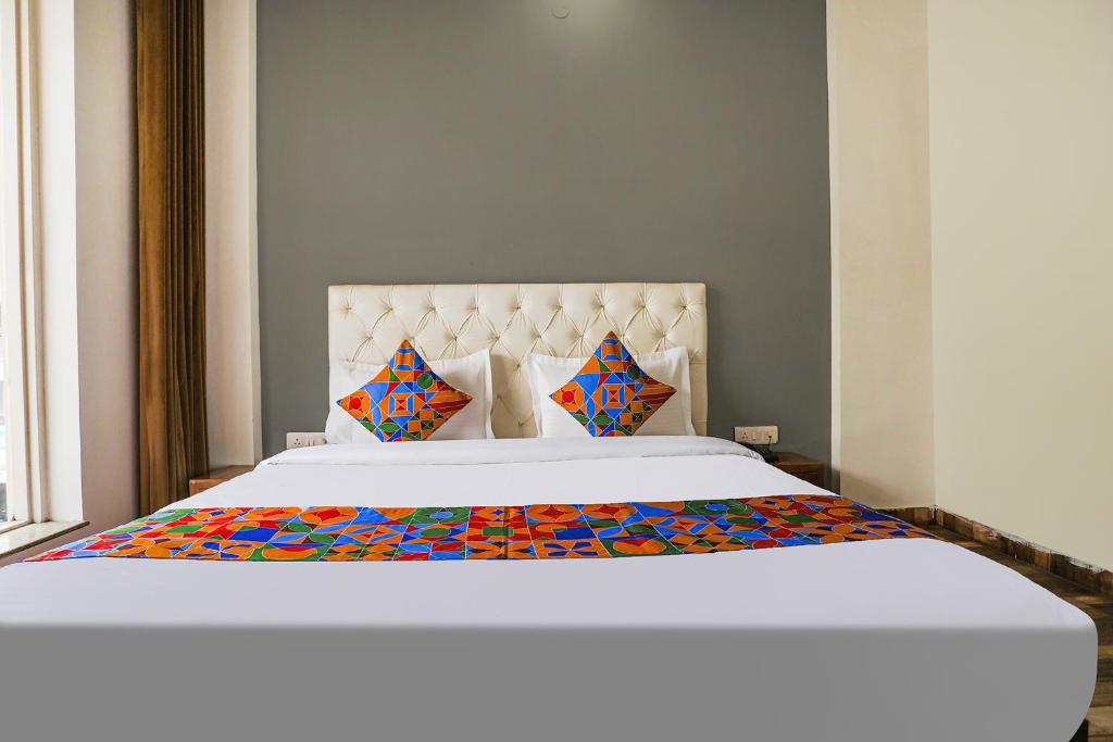 Postel nebo postele na pokoji v ubytování FabHotel Sky Rise Inn