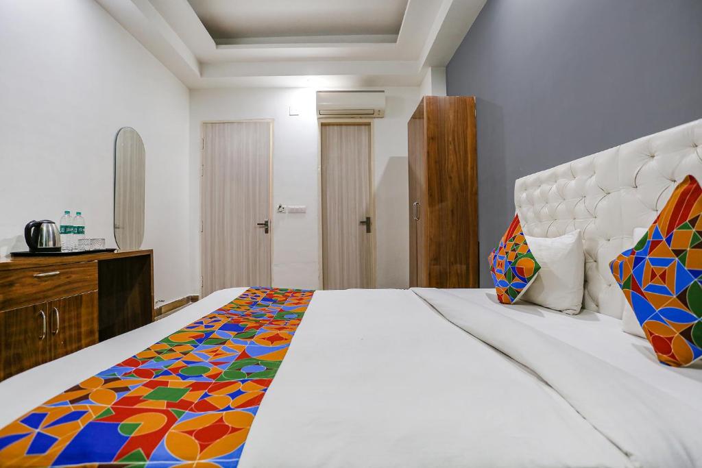 Postel nebo postele na pokoji v ubytování FabHotel Sky Rise Inn