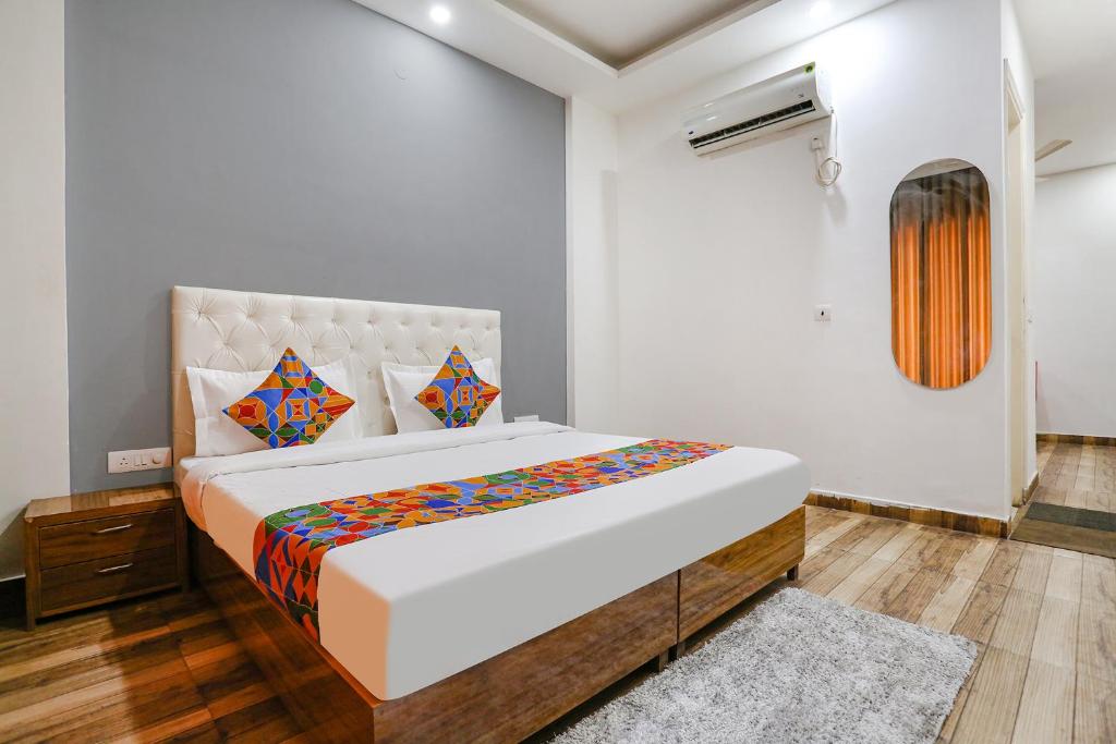 Postel nebo postele na pokoji v ubytování FabHotel Sky Rise Inn