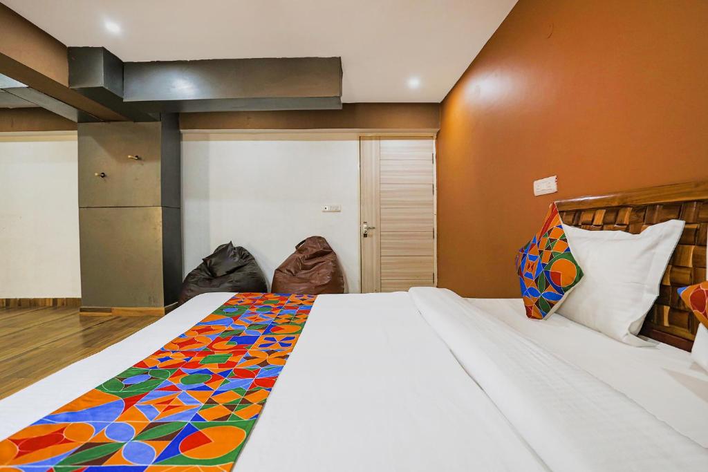 Postel nebo postele na pokoji v ubytování FabHotel Sky Rise Inn