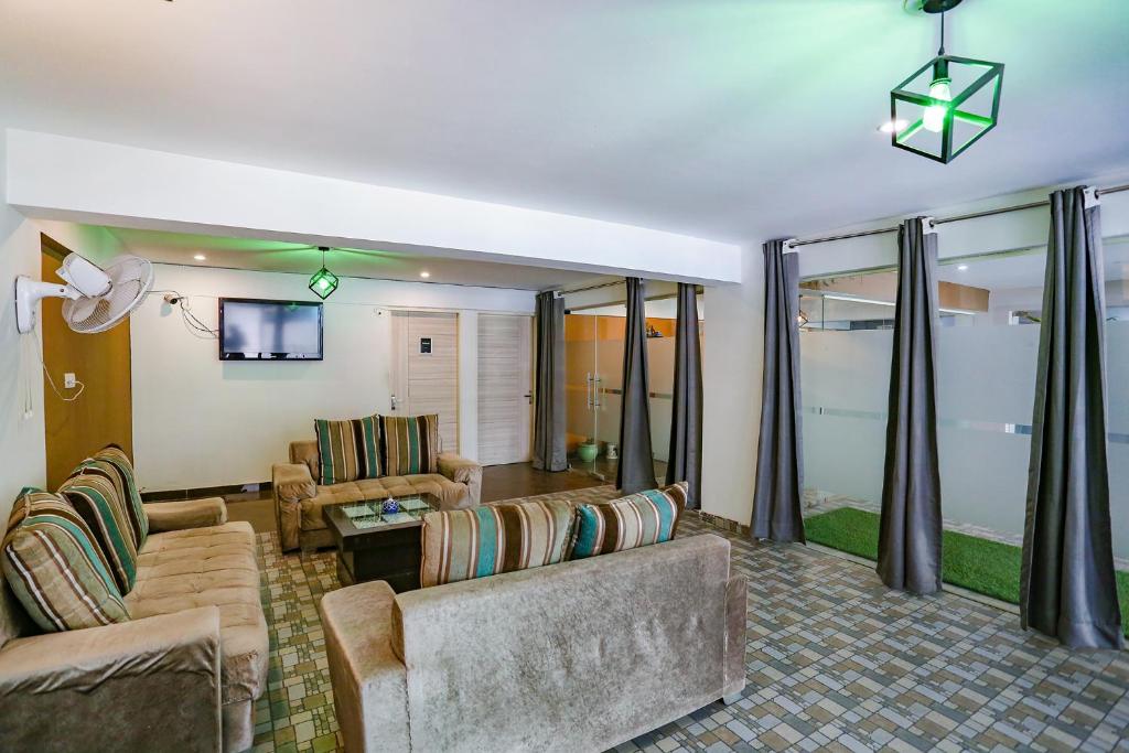 TV a/nebo společenská místnost v ubytování FabHotel Sky Rise Inn