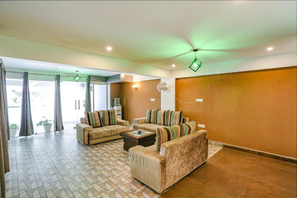 Posezení v ubytování FabHotel Sky Rise Inn