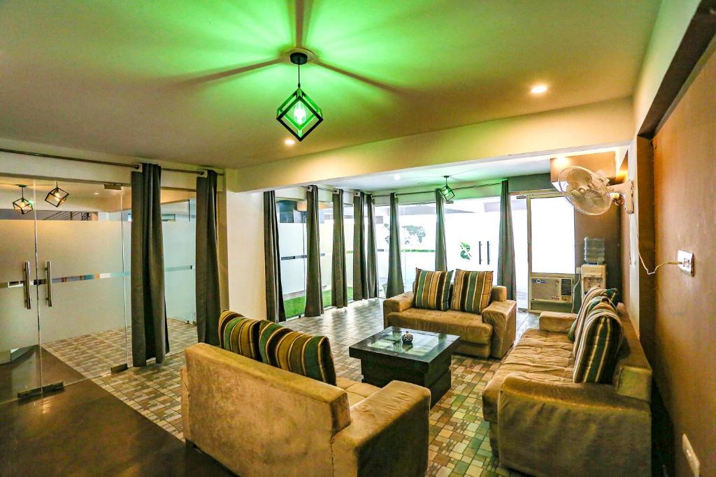 Posezení v ubytování FabHotel Sky Rise Inn