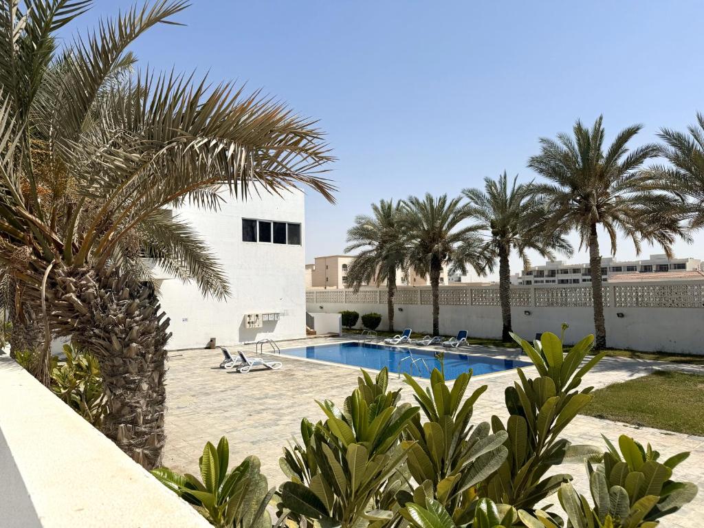 Bazén v ubytování DIOM Luxe Hostel - Next to AUH & Yas Island nebo v jeho okolí