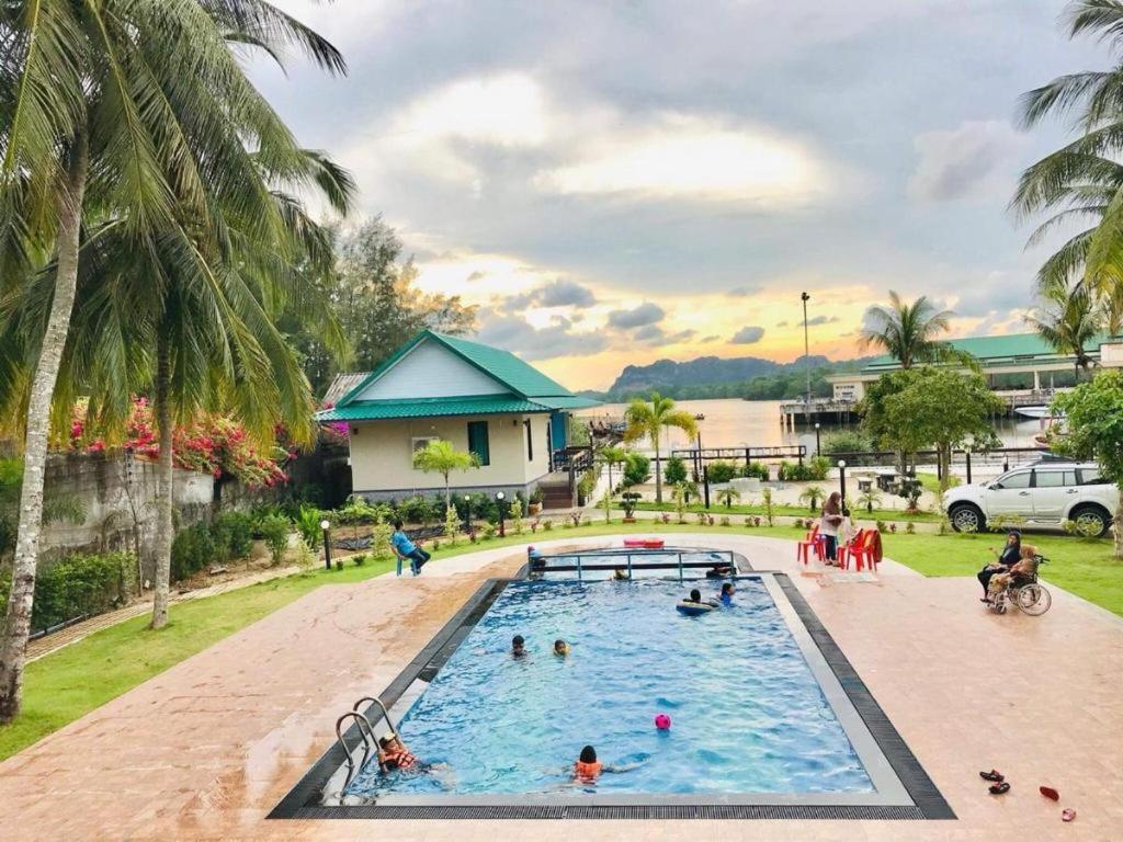 Bazén v ubytování The Coco Grand Chalet Pakbara nebo v jeho okolí