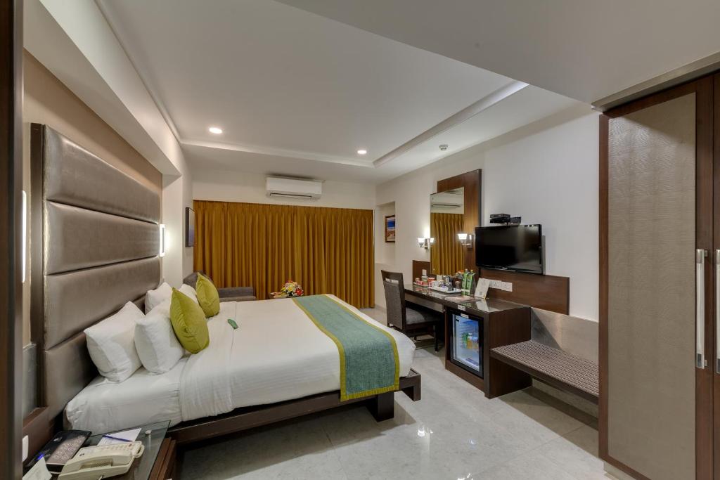 Una cama o camas en una habitación de Hotel Suba Galaxy Mumbai