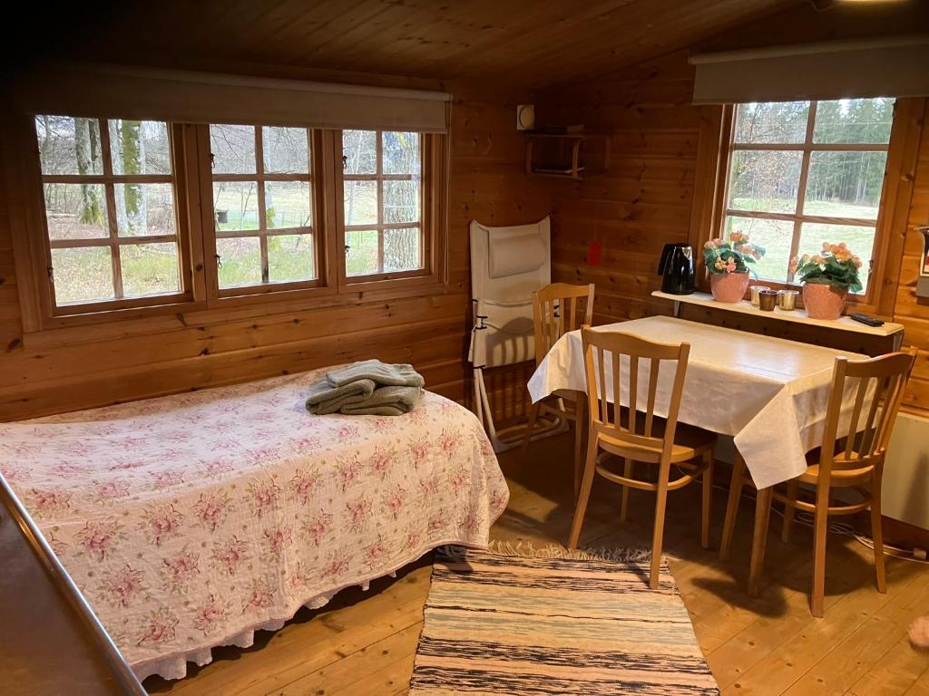 Postel nebo postele na pokoji v ubytování Aggarps Stugor