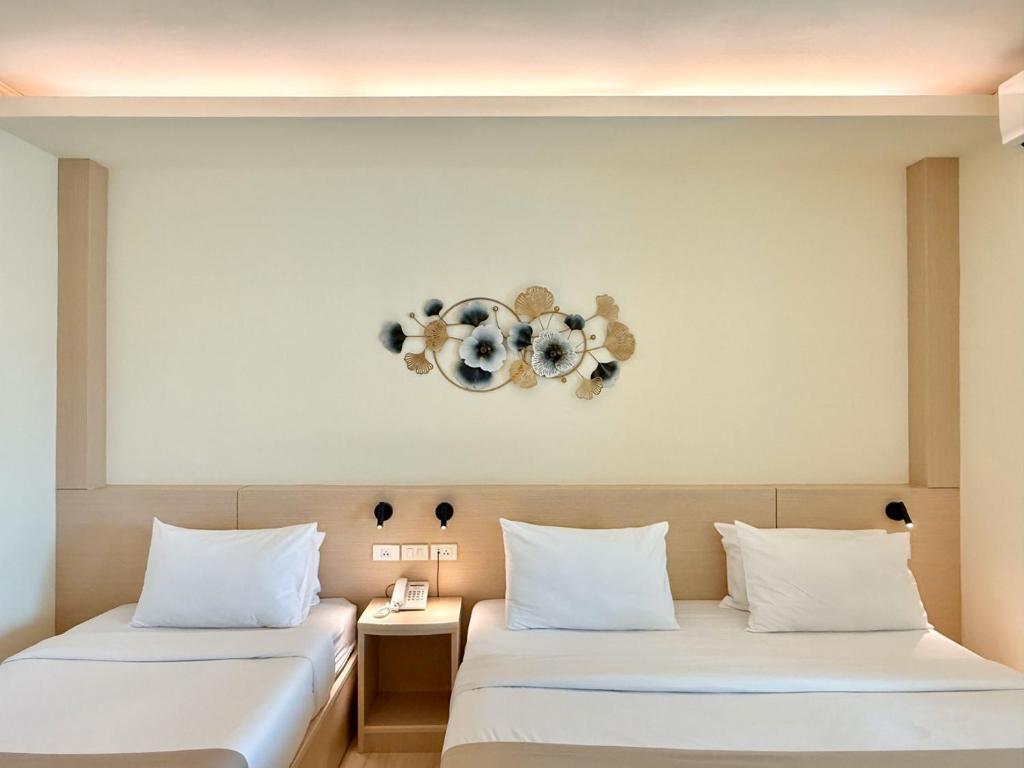 Postel nebo postele na pokoji v ubytování Loei Village Hotel
