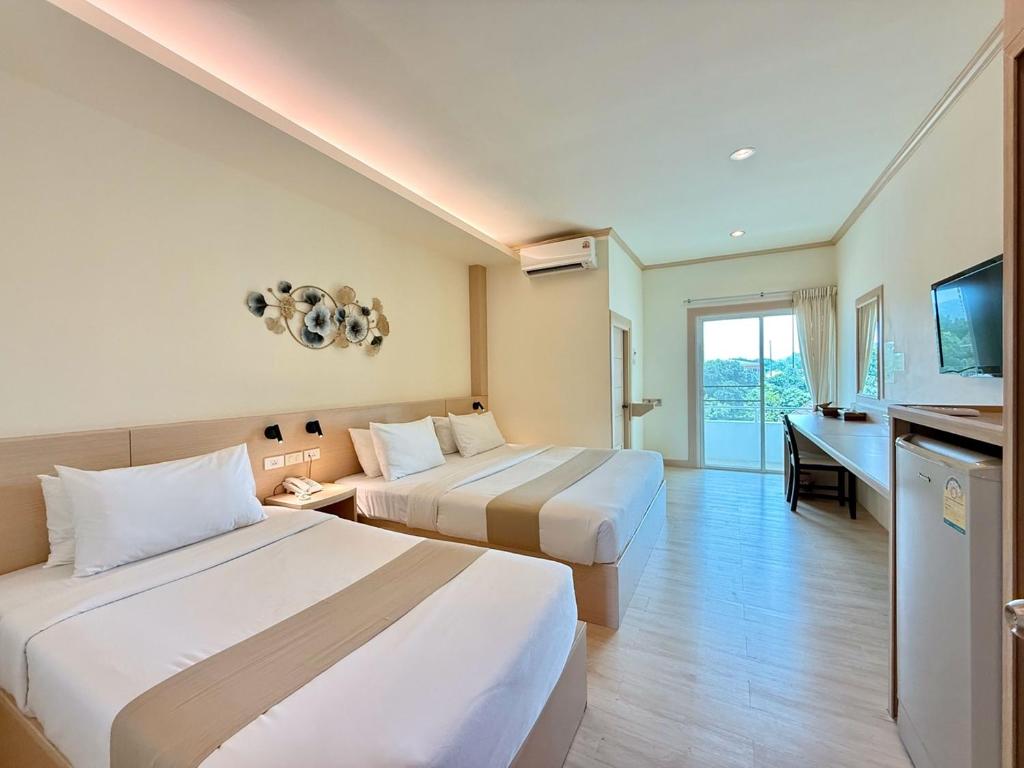 Postel nebo postele na pokoji v ubytování Loei Village Hotel