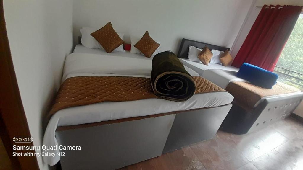 En eller flere senge i et værelse på Himalayan tourist cottage