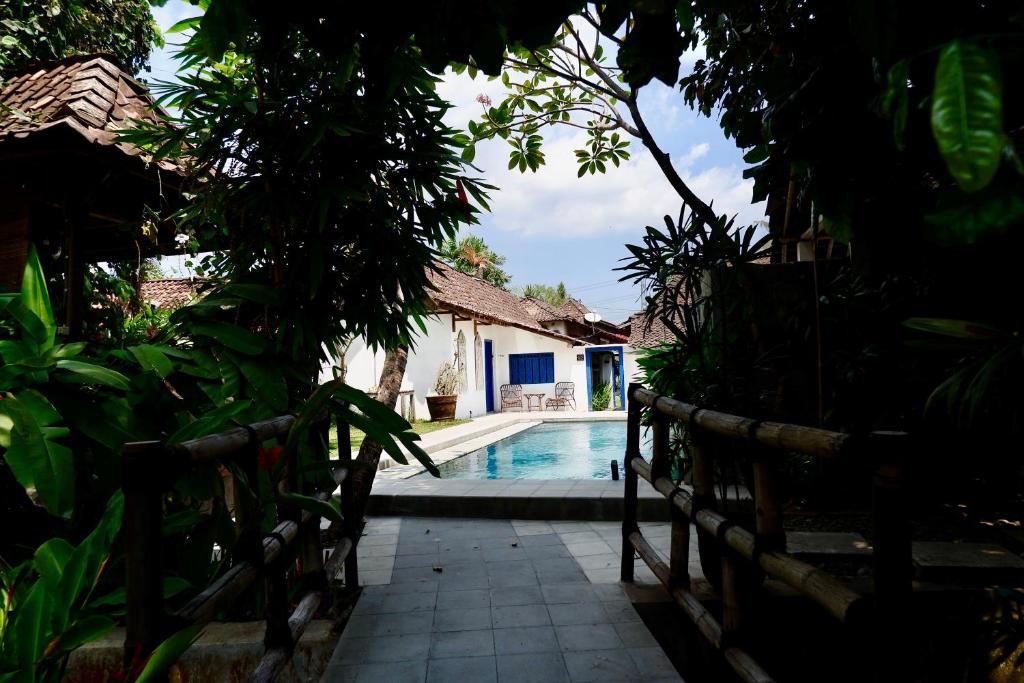 una piscina di fronte a una casa di D'omah Yogya Hotel a Yogyakarta