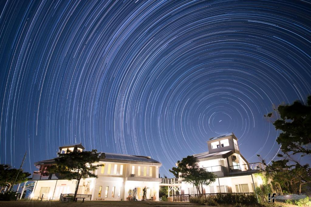 恒春古城Kenting COMIC B&B&SPRING的房屋上方天空中的星迹照片