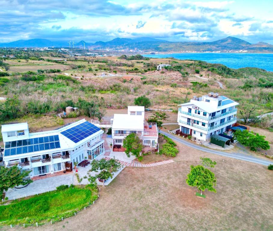 恒春古城Kenting COMIC B&B&SPRING的享有房子的空中景色,上面设有太阳能电池板