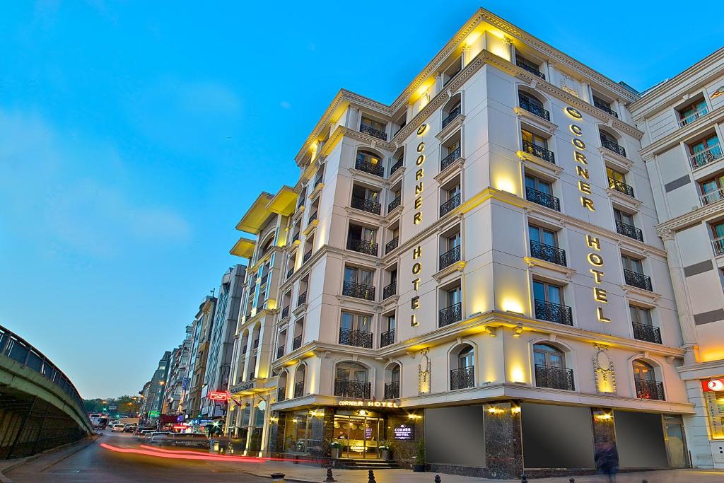 un grand bâtiment blanc dans une rue de la ville dans l'établissement Corner Hotel Laleli, à Istanbul