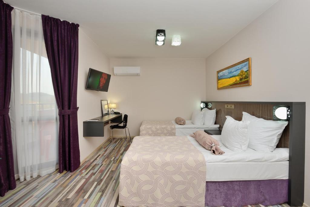 Postel nebo postele na pokoji v ubytování Hotel Hello Hissar