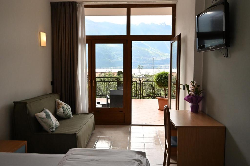 Televízia a/alebo spoločenská miestnosť v ubytovaní Hotel Coste