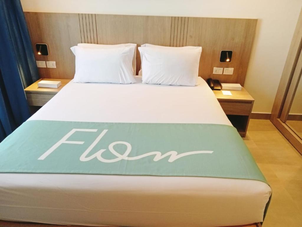 Postel nebo postele na pokoji v ubytování Flow Spectrum Resort Sahl Hasheesh