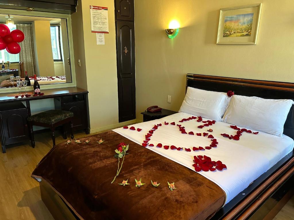 Postel nebo postele na pokoji v ubytování IÑAQUITO GOLD hostal