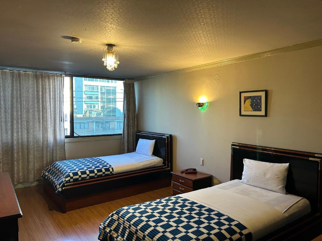 Postel nebo postele na pokoji v ubytování IÑAQUITO GOLD hostal