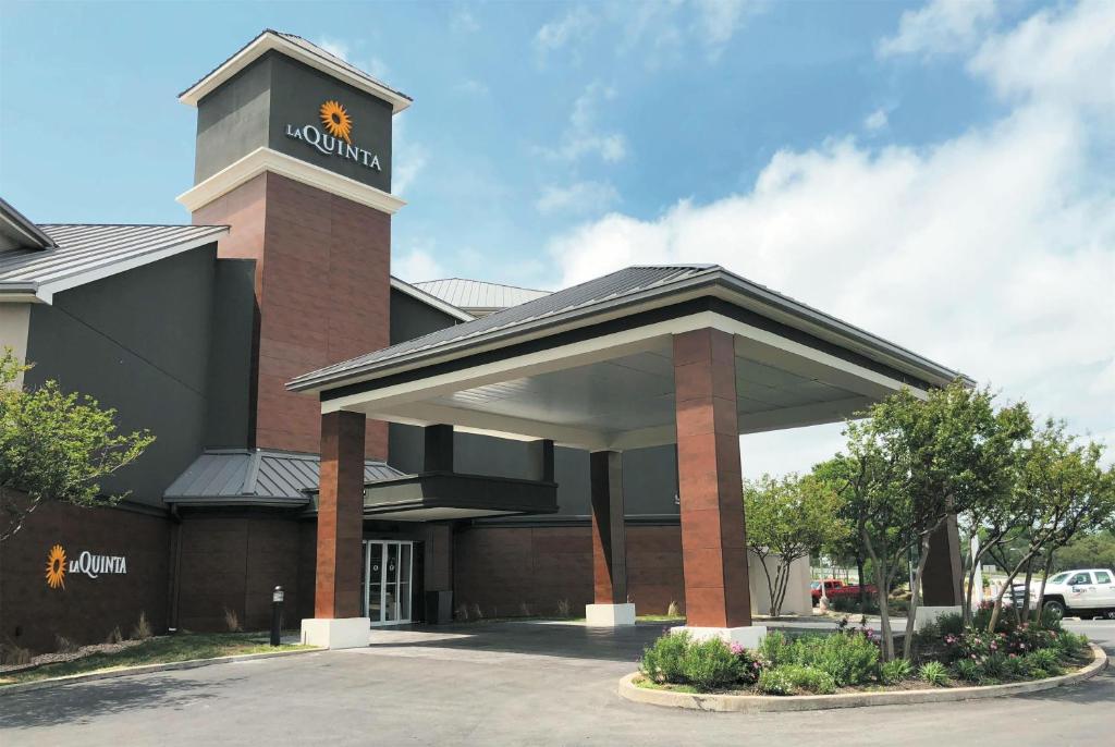 La Quinta by Wyndham Austin Airport - Housity