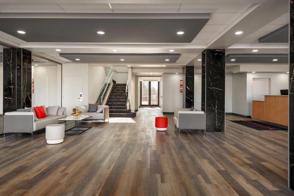 Posezení v ubytování Ramada by Wyndham West Edmonton Hotel & Suites