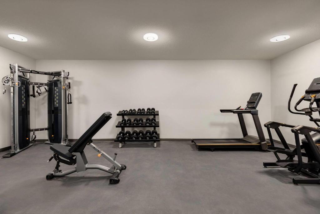 Fitness centrum a/nebo fitness zařízení v ubytování Ramada by Wyndham West Edmonton Hotel & Suites
