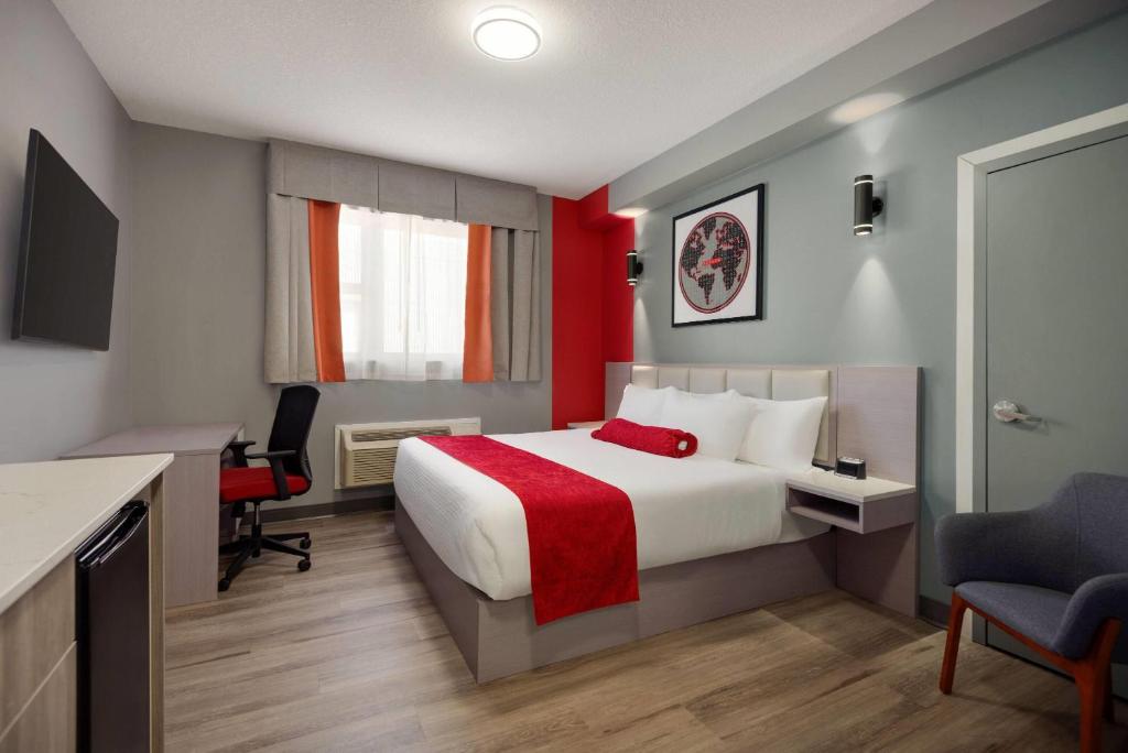 Postel nebo postele na pokoji v ubytování Ramada by Wyndham West Edmonton Hotel & Suites