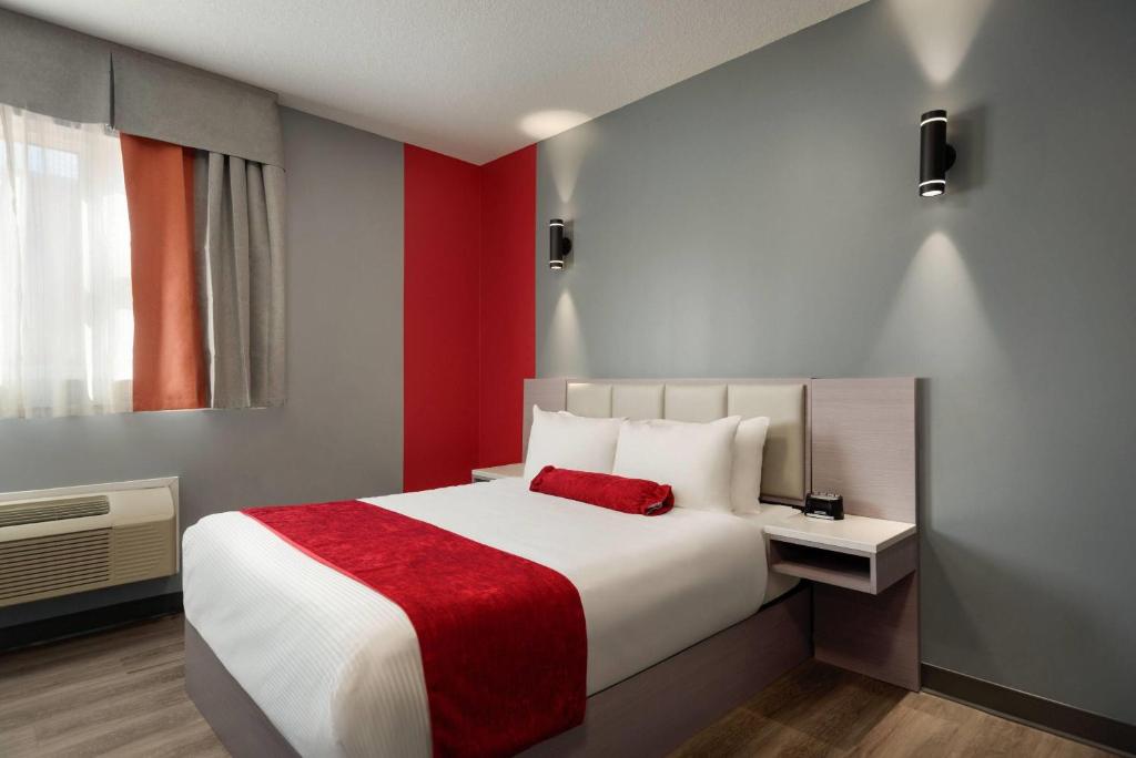Postel nebo postele na pokoji v ubytování Ramada by Wyndham West Edmonton Hotel & Suites