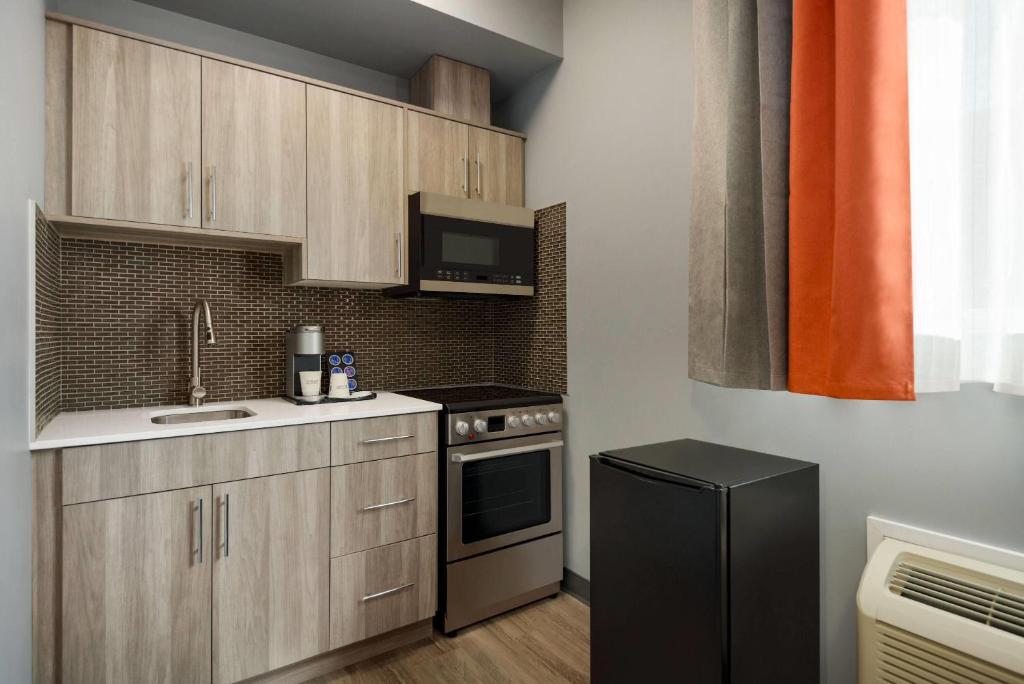 Kuchyň nebo kuchyňský kout v ubytování Ramada by Wyndham West Edmonton Hotel & Suites