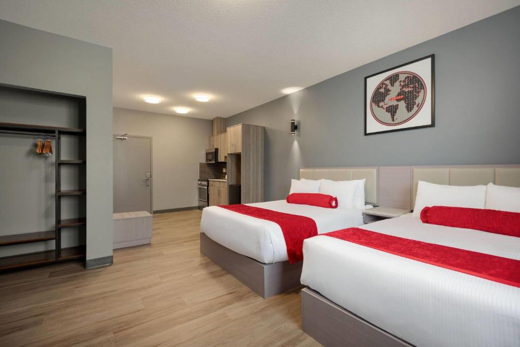 Postel nebo postele na pokoji v ubytování Ramada by Wyndham West Edmonton Hotel & Suites