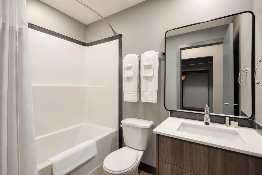 Koupelna v ubytování Ramada by Wyndham West Edmonton Hotel & Suites