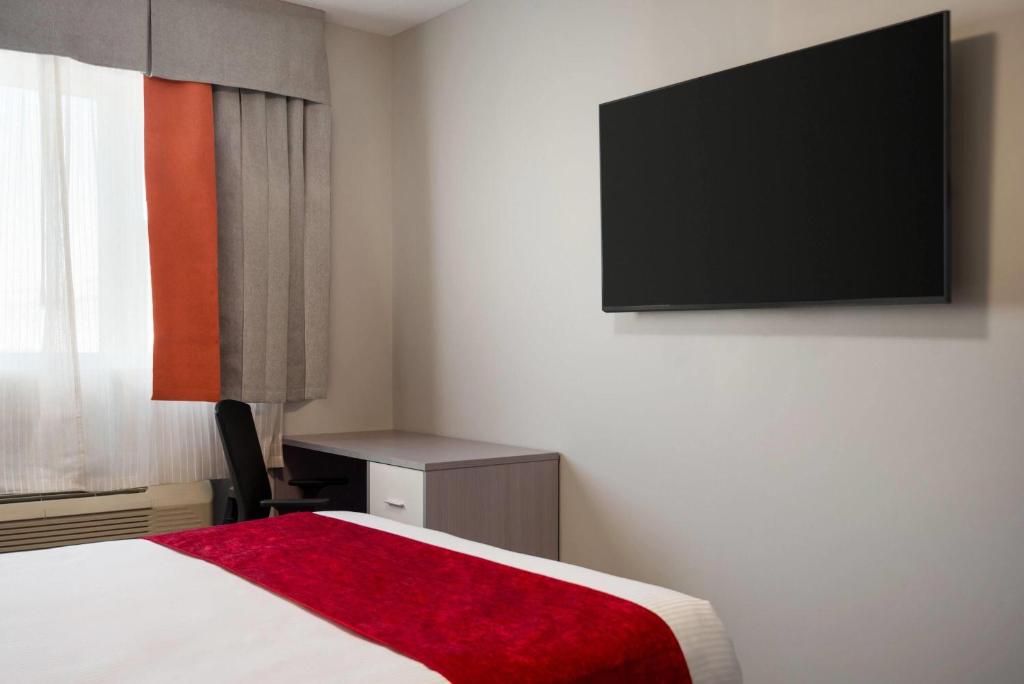 TV a/nebo společenská místnost v ubytování Ramada by Wyndham West Edmonton Hotel & Suites