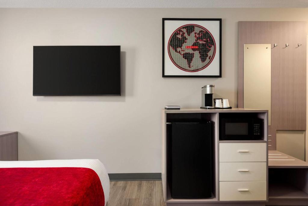 Kuchyň nebo kuchyňský kout v ubytování Ramada by Wyndham West Edmonton Hotel & Suites