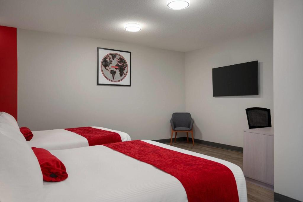 Postel nebo postele na pokoji v ubytování Ramada by Wyndham West Edmonton Hotel & Suites