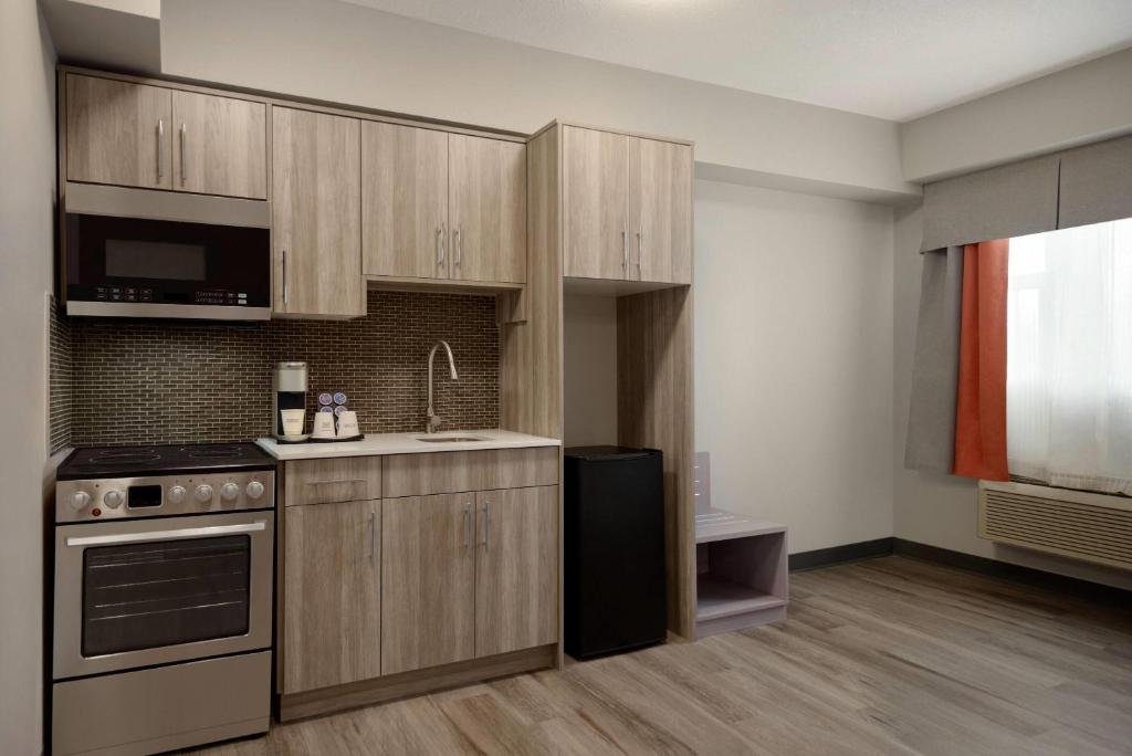 Kuchyň nebo kuchyňský kout v ubytování Ramada by Wyndham West Edmonton Hotel & Suites