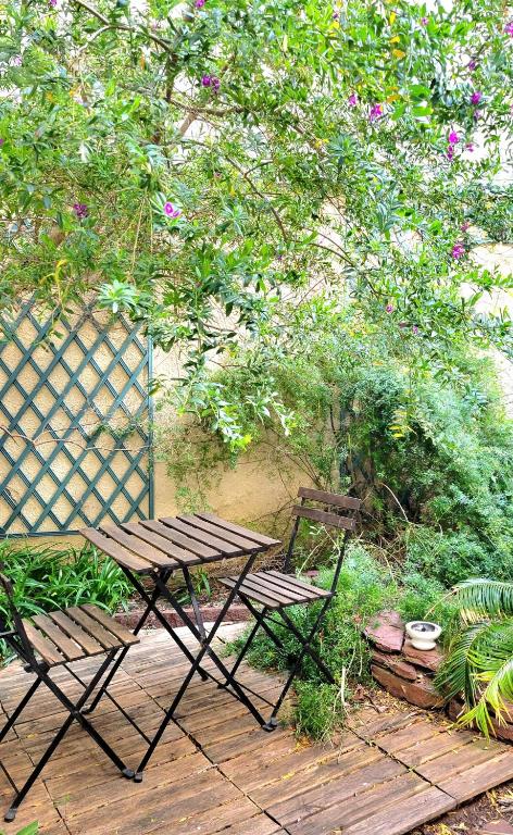 Vonkajšia záhrada v ubytovaní Apt spacieux avec jardin et parking