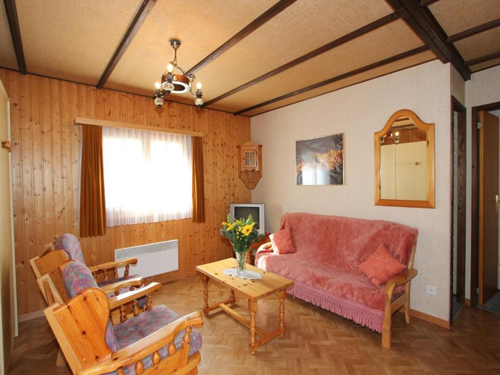Posezení v ubytování Modern Chalet in Saas-Balen with Garden