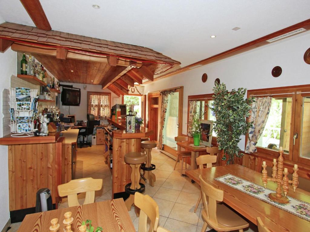 Restaurace v ubytování Modern Chalet in Saas-Balen with Garden