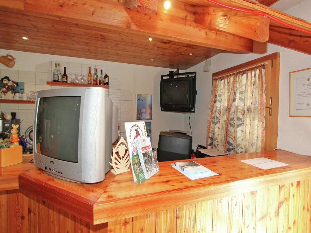 TV a/nebo společenská místnost v ubytování Modern Chalet in Saas-Balen with Garden