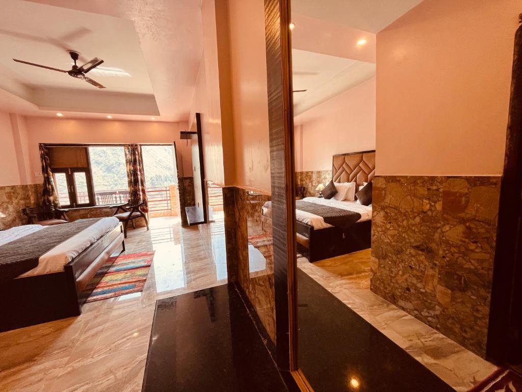 Postel nebo postele na pokoji v ubytování River Grand Resort - A Peaceful Stay Kempty Fall Mussoorie
