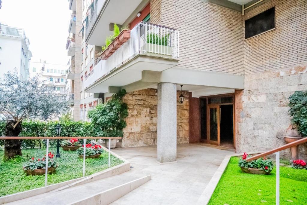 un edificio con balcone e cortile di Vigna Stelluti a Roma