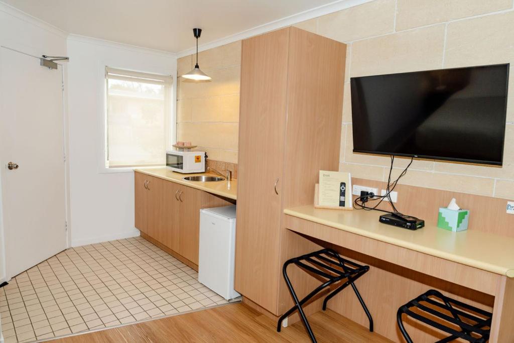 Kuchyň nebo kuchyňský kout v ubytování Portside Motel