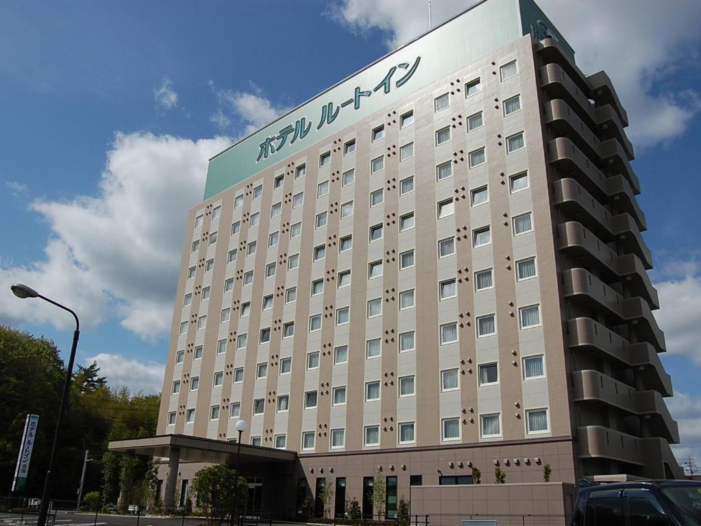 名張市にあるホテルルートイン名張のサインのあるホテル