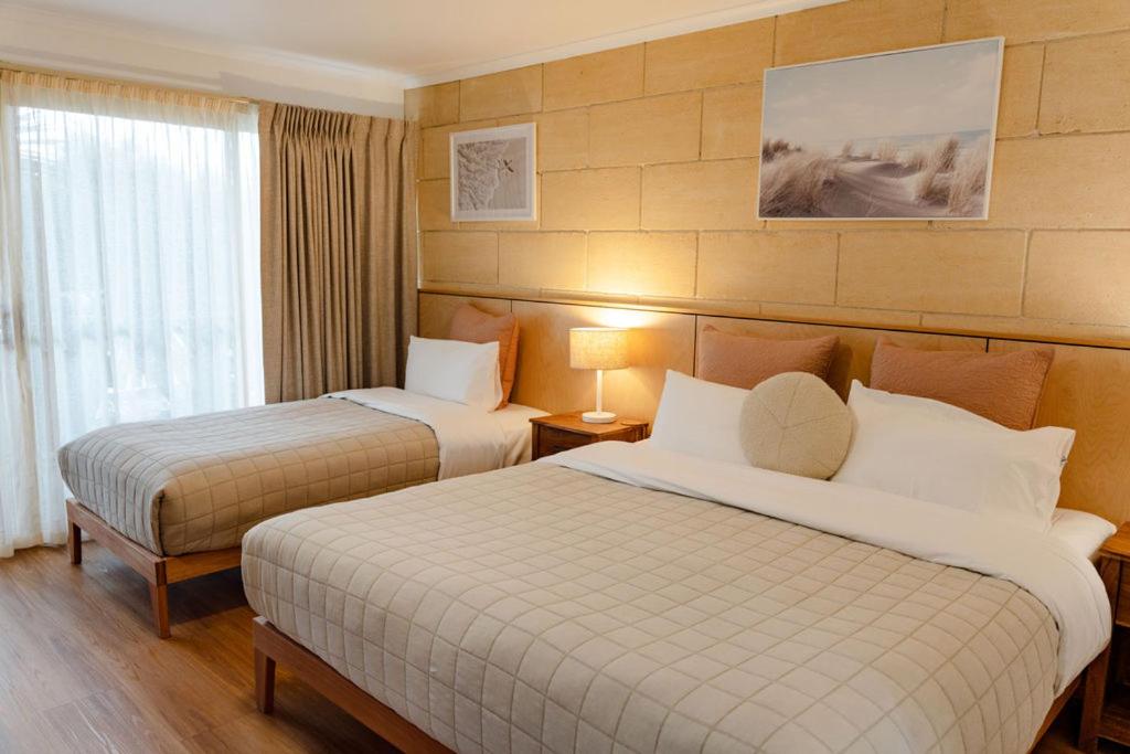 Postel nebo postele na pokoji v ubytování Portside Motel