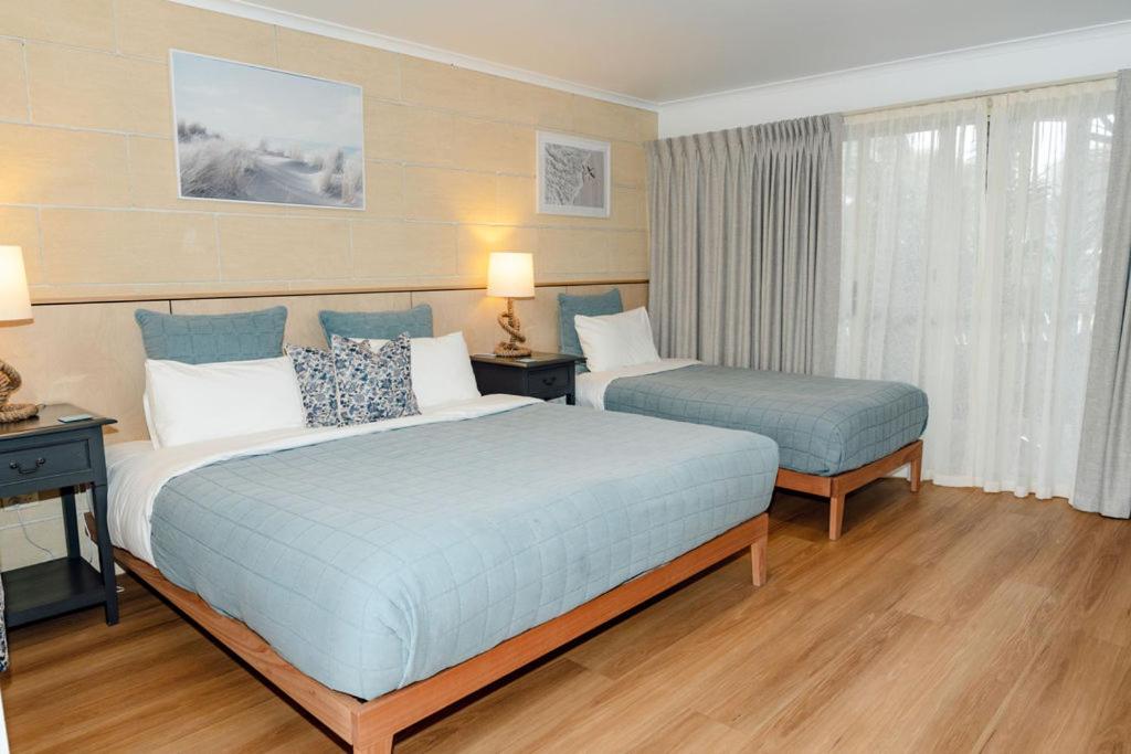 Postel nebo postele na pokoji v ubytování Portside Motel