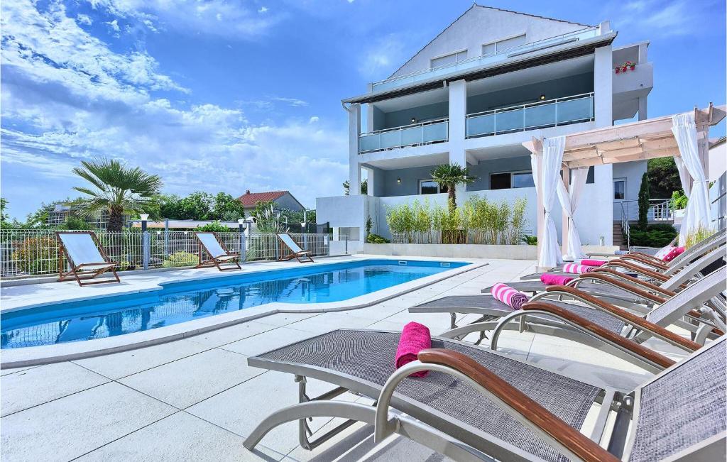 Amazing Home In Okrug Donji
