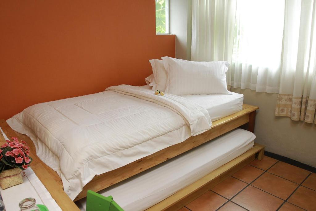 Postel nebo postele na pokoji v ubytování Roemah 28 Syariah