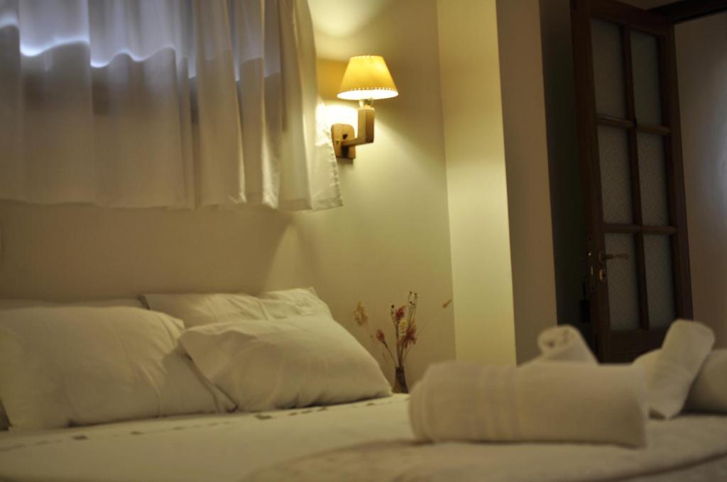 un lit blanc dans une chambre avec une fenêtre dans l'établissement La Maison Gerber, à Río Colorado